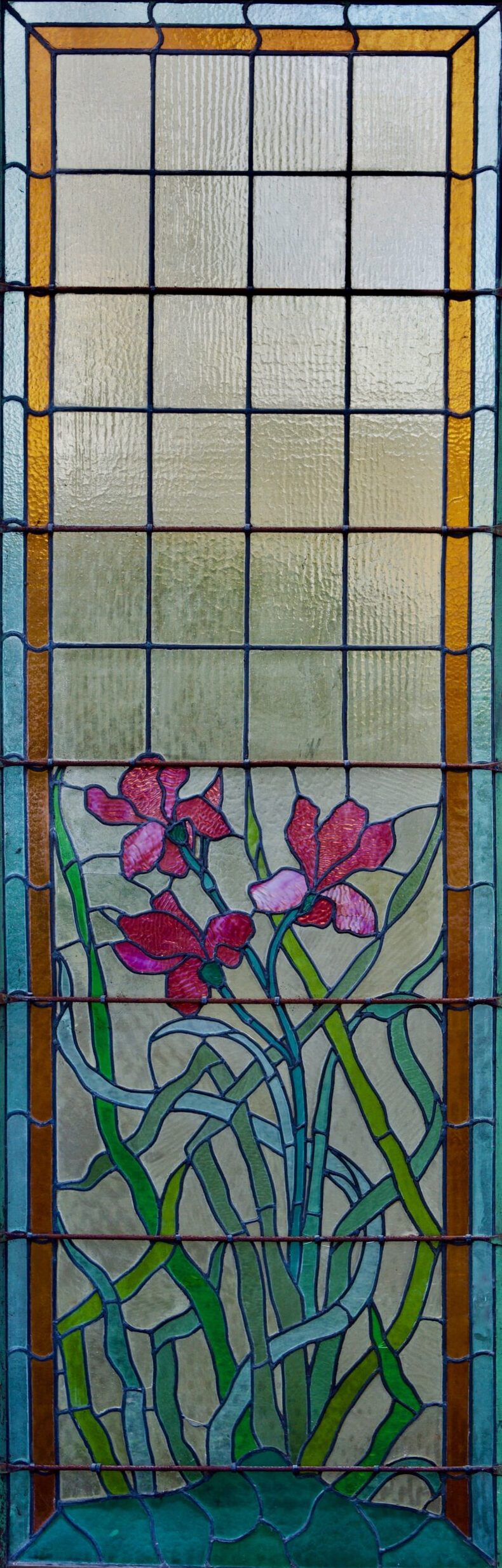 Art-nouveau-glas-in-loodpaneel met de voorstelling van roze irissen