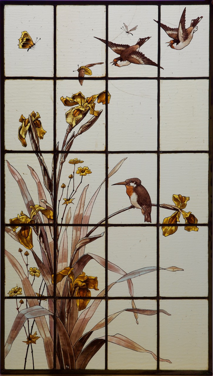 Art-nouveau gebrandschilderd glas-in-loodpaneel met de voorstelling van vogels en gele lis